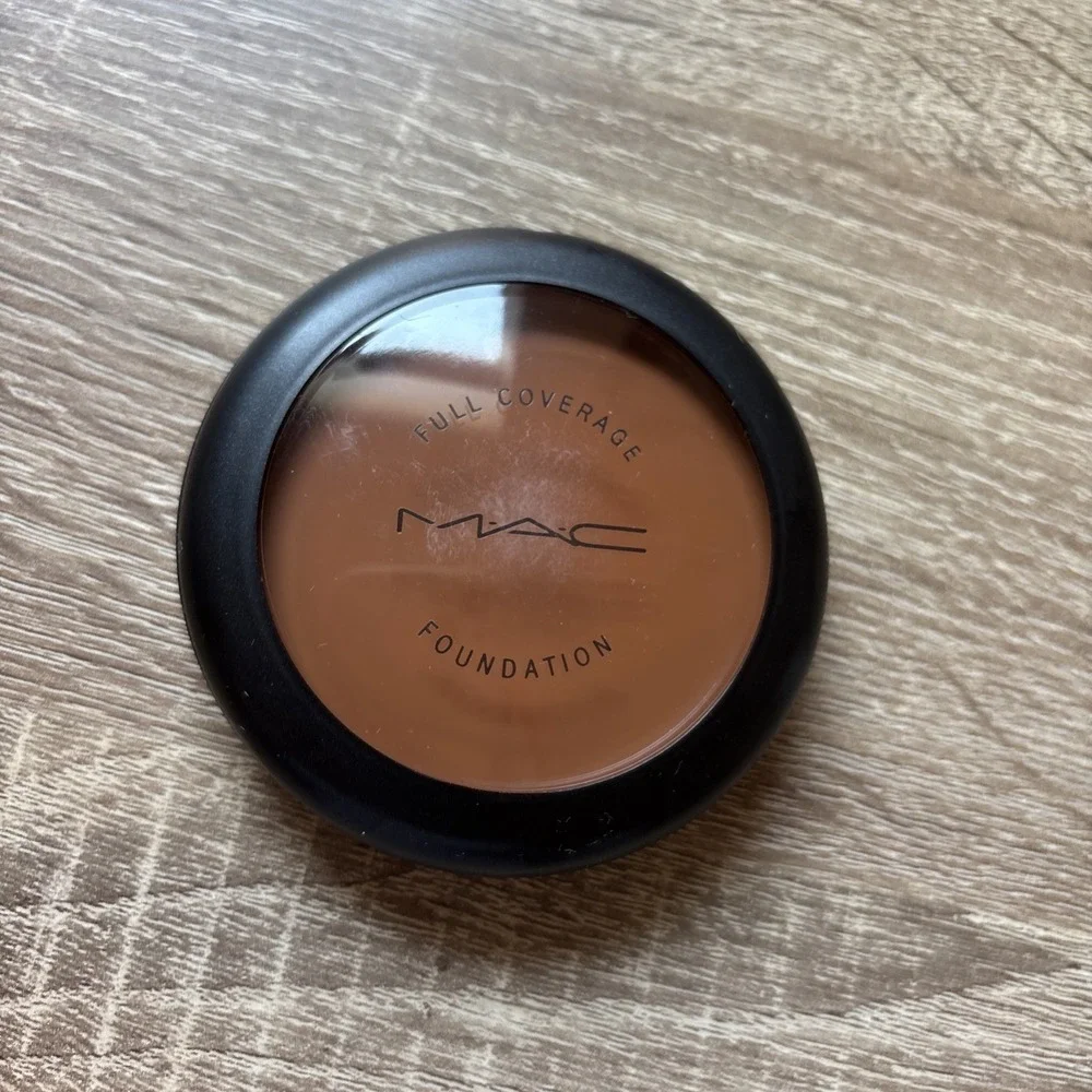 M.A.C Full Coverage Foundation - NW45 - 1 oz / 28 g - New in Box